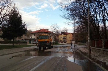 Махат стари коли, дърва и въглища от улици и тротоари в Банско
