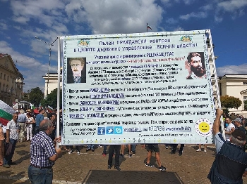 Българи от чужбина се събраха на протест пред парламента