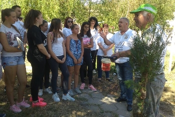 Деца и общинари засадиха фиданки в град Кресна