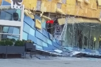 Ураганен вятър събори изолацията на мола в Благоевград