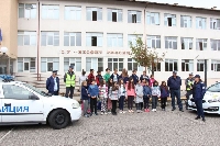 Полицаи учат деца в Банско на толерантност