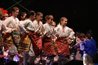 Деца пеят и танцуват на фестивал в Благоевград