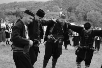 Хиляди миряни и хайдути в Тросково за освещаването на църква
