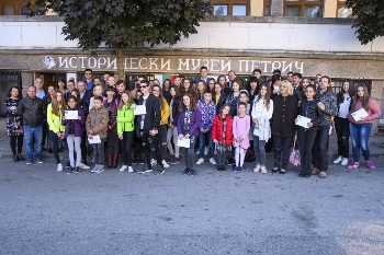 Отличиха ученици с изявени дарби в Петрич
