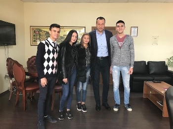 Ученици поеха за ден управлението на Областната управа в Пиринско