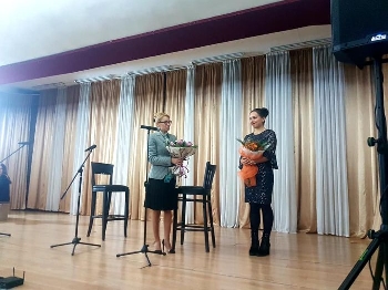Млада писателка представи своя фантастичен роман в родния Петрич
