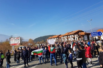 Разложани се наежиха срещу поскъпването на водата