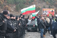 Протестът днес: Три часа игра на нерви между полиция и протестиращи