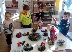 Деца творят в работилница на Дядо Коледа в село Брежани
