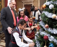 Деца от Българската Коледа украсиха елхата в президентството