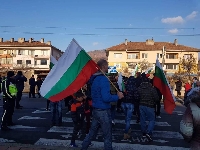 Бунтовна Кресна не се стресна от полицията и блокира пътя за Гърция