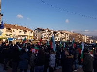 Бунтовна Кресна не се стресна от полицията и блокира пътя за Гърция