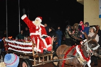 Магаре с еленови рога докара Дядо Коледа в евроселото Черниче