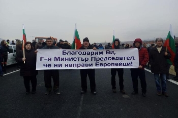 Откриха АМ Струма без Борисов, но премиерът получи народната любов