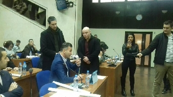 Охрана укроти политическите страсти в общинския съвет в Благоевград