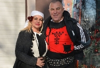 Кметът на Симитли и съпругата му посрещнаха кукерите в народни носии