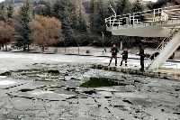 Плувец улови кръста в замръзналото езеро на Сандански