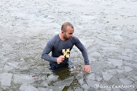 Плувец улови кръста в замръзналото езеро на Сандански