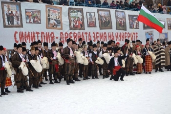 Кукерска приказка в Симитли, 101 каба гайди изправиха на крака публиката