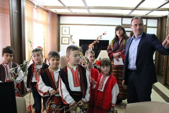 Малки сурвакари наричаха с добри думи кмета на Банско
