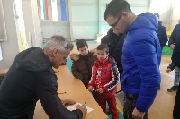 Деца и студенти с автограф и селфи с легендата Йордан Йовчев