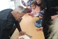 Деца и студенти с автограф и селфи с легендата Йордан Йовчев
