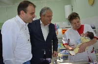 Червени рози от кмета Москов за лекари и акушерки в Гоце Делчев