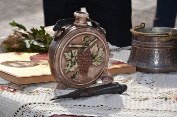 Евросело празнува Трифон Зарезан с вино, суджуци и музика