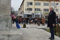 Десетки отрупаха с цветя паметника на Гоце Делчев в Благоевград