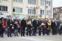 Десетки отрупаха с цветя паметника на Гоце Делчев в Благоевград
