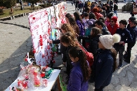 Деца от Банско и чужбина подредиха изложба от мартеници