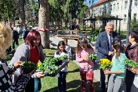 Ученици украсиха парка в Разлог с пролетни цветя