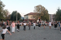 Благоевградчани се хващат на най-дългото хоро в квартал  Струмско”