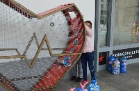 Евродепутати дариха метално сърце за капачки на Благоевград