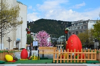 Великденски цветни инсталации красят Благоевград