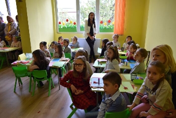 Хлапета сътвориха пъстроцветна изложба в Сандански