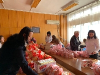 Община Кресна раздава великденски пакети на пенсионери и бедни