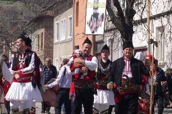 Село Елешница празнува с кукери на Великден