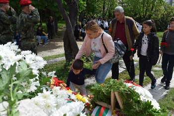 Жители и гости в Сандански почетоха Деня на храбростта с венци и цветя