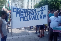 Стотици поискаха ново дело за петимата полицаи на протест в София