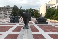 Преместиха емблематични скулптури в центъра на Благоевград
