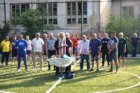 Младежи и ветерани играят футбол на ново игрище в Брежани