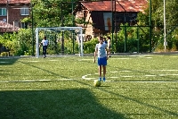 Младежи и ветерани играят футбол на ново игрище в Брежани
