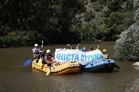 Каякари, рафтъри и доброволци почистиха река Струма