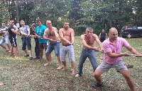 Майки и бащи теглят въже на празник в Самуилово