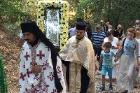 Възкресена от пепел църква в Мелник привлича миряни с чудотворна икона