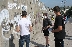 Художници претворяват емблемите на Благоевград върху бетонната стена на казармата