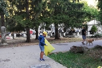 Благоевградчани почистиха паркове и паметници в града