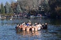 Трезви санданчани плуват в езерото за Богоявленския кръст