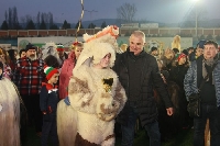 Отрупаха с купи кукерите след фестивала в Симитли